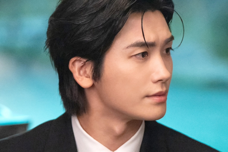 Park Hyung Sik je chladný a ambiciózní muž, který hledá pomstu ve filmu „Pohřbená srdce“