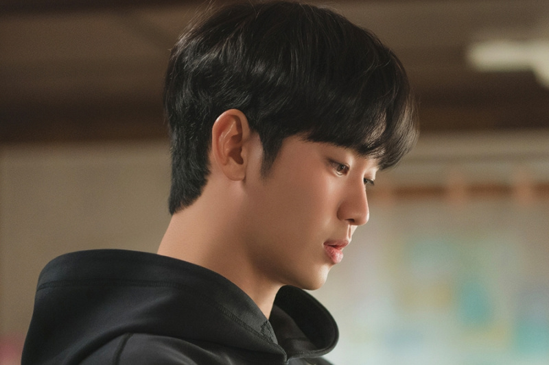 Kim Soo Hyun Dikonfirmasi Akan Menyanyi Untuk Soundtrack “Queen Of Tears”.