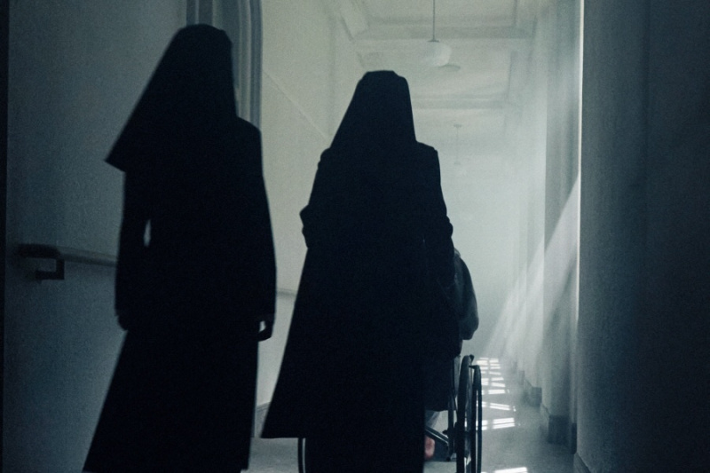 Song Hye Kyo y Jeon Yeo caminan por un pasillo iluminado por el sol con un niño misterioso en el póster de “The Priests 2: Dark Nuns”