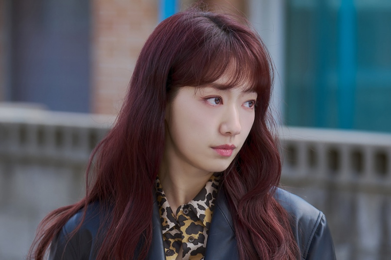 Park Shin Hye betekintést nyújt a „The Judge from Hell” című új drámában való éber szerepre való felkészülésébe.