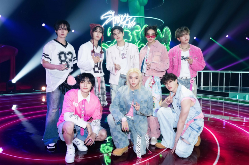 Xem: Stray Kids tiết lộ kế hoạch cho năm 2025, bao gồm album mới và buổi hòa nhạc Encore, trong video 'STEP OUT'