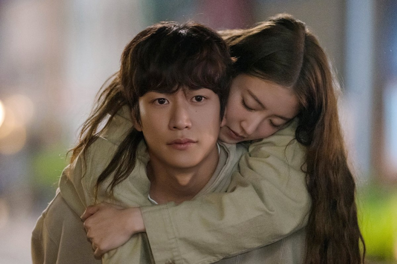 Na In Woo nosi Lee Se Young domov v snegu na 'Motel California'