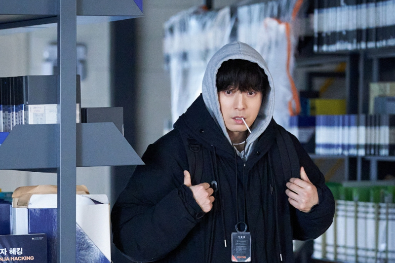 Si Jung Sung Il ay Isang Socially Awkward PD Na Sumali sa Investigative Reporting Team Sa Paparating na Drama na 'Unmasked'