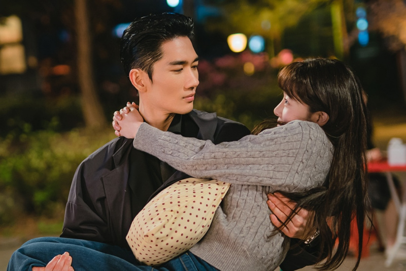 Um Tae Goo a Han Sun Hwa's Opposite Charms Fuel Romance vo filme „My Sweet Mobster“