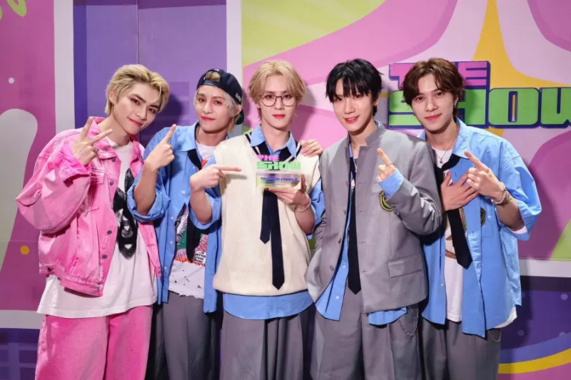Mira: WayV aconsegueix la primera victòria de la història a 'The Show' amb 'Give Me That'; Actuacions de TWS, Kep1er, EVERGLOW i més