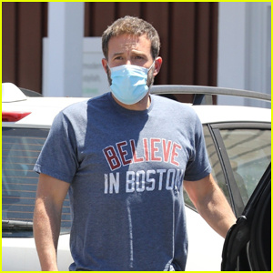 Ben Affleck bærer en maske, mens han spiser frokost i Brentwood | Ben Affleck