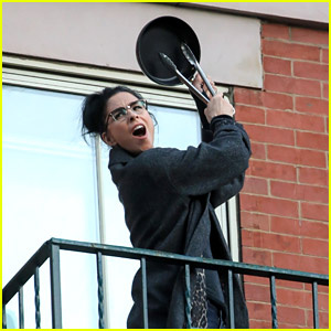 Sarah Silverman fa rumore per gli operatori sanitari sul suo balcone di New York