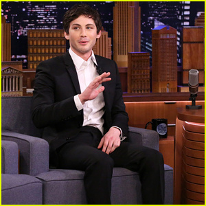 Logan Lerman relembra como trabalhou com Heath Ledger em seu primeiro filme! | Logan Lerman