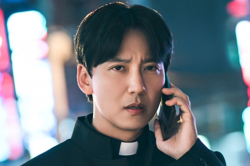 Kim Nam Gil jedla na filme „The Fiery Priest 2“, tímová práca s ďalšími hviezdami, atmosféra na scéne a ďalšie