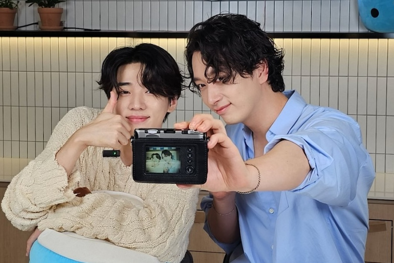 Panoorin: “Bitter Sweet Hell” Stars Chansung and Jaechan Dance To “My House,” Sagutin ang Mga Tanong ng Fan, At Higit Pa Sa Eksklusibong Viki Live Interview