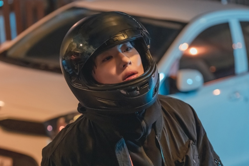 Dex es un repartidor que recibe una extraña solicitud en el próximo drama de terror “Tarot”