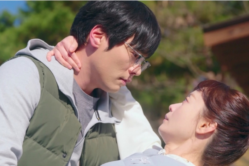 Jun So Min un Choi Daniel dalās romantiskā mirklī filmā “Piedod, nav žēl”