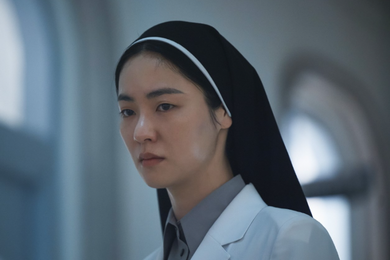 Jeon Yeo Been се бори с вътрешния смут като монахиня, изправена пред забранен ритуал в предстоящия филм „Dark Nuns“