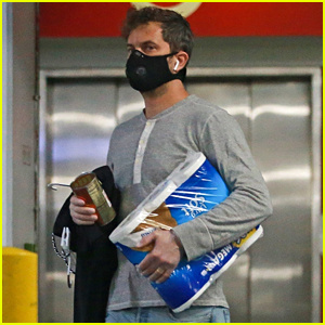 Joshua Jackson najde během cílového běhu toaletní papír