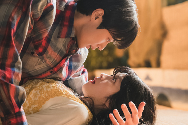 Byeon Woo Seok a Kim Hye Yoon stráví noc u moře ve filmu „Lovely Runner“