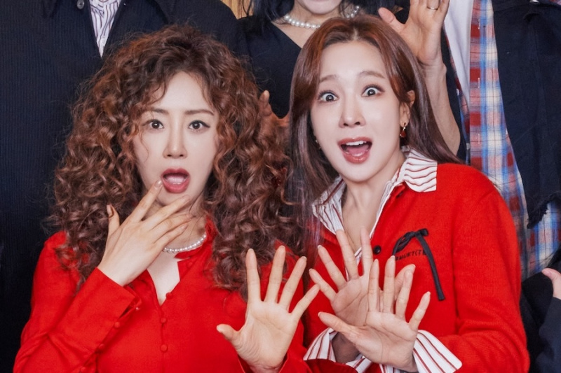 Oh na ra, also Yoo Jin und mehr sind in einem Aufzug in 'Billains Everywhere' -Gruppenplakat gefangen