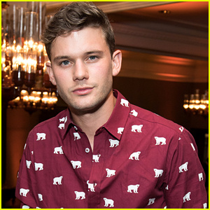 Jeremy Irvine Mengajari Fans Selama Karantina di Instagram | Jeremy Irvine