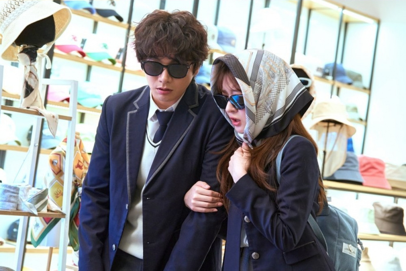 Lee Yi Kyung y Jo Soo Min intentan desesperadamente esconderse durante una cita secreta en “Marry YOU”