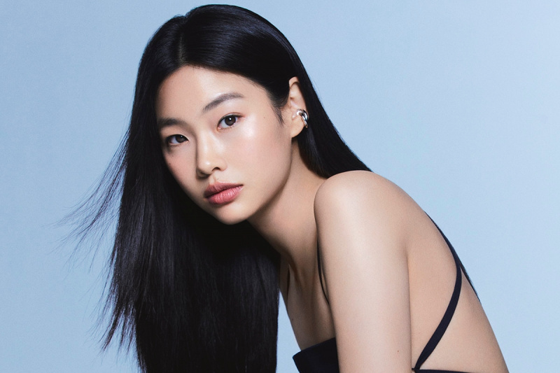 Jung Ho Yeon يوقع مع النجم المشارك Lee Byung Hun في بطولة فيلم Squid Game BH Entertainment