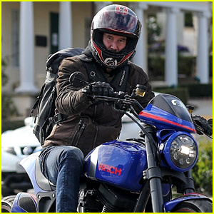 Keanu Reeves fährt mit seinem Motorrad den Sunset Boulevard hinunter | Keanu Reeves