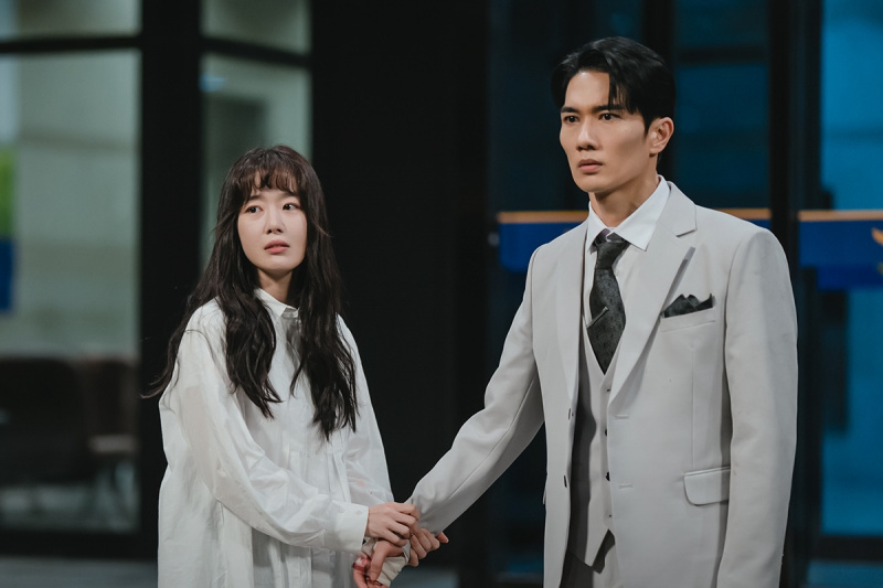 Han Sun Hwa dan Um Tae Goo Berpegangan Tangan Erat Di Kantor Polisi