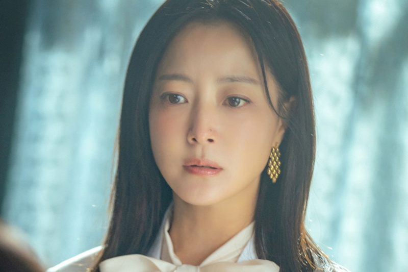 김희선은 다가오는 드라마 '달콤한 지옥'에서 자신의 고민을 가진 가족 상담사로 나선다.