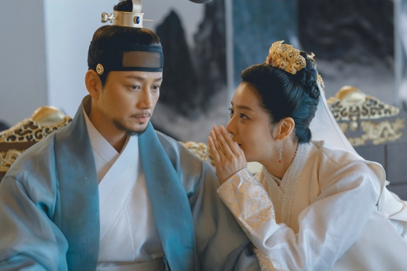 ชาจูยอง และอีฮยอนอุค พูดคุยถึงการเล่นเป็นสามีภรรยาใน 'The Queen Who Crowns'