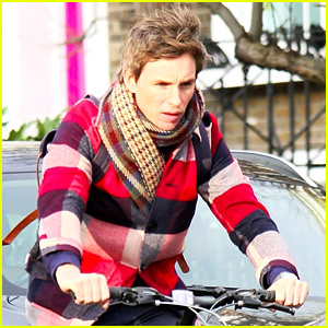 ¡A Eddie Redmayne se le pincha una rueda mientras andaba en bicicleta! | eddie redmayne