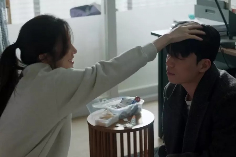 Saksikan: Wi Ha Joon Lugas Dalam Kemajuannya Terhadap Jung Ryeo Won Dalam Teaser “Midnight Romance In Hagwon”