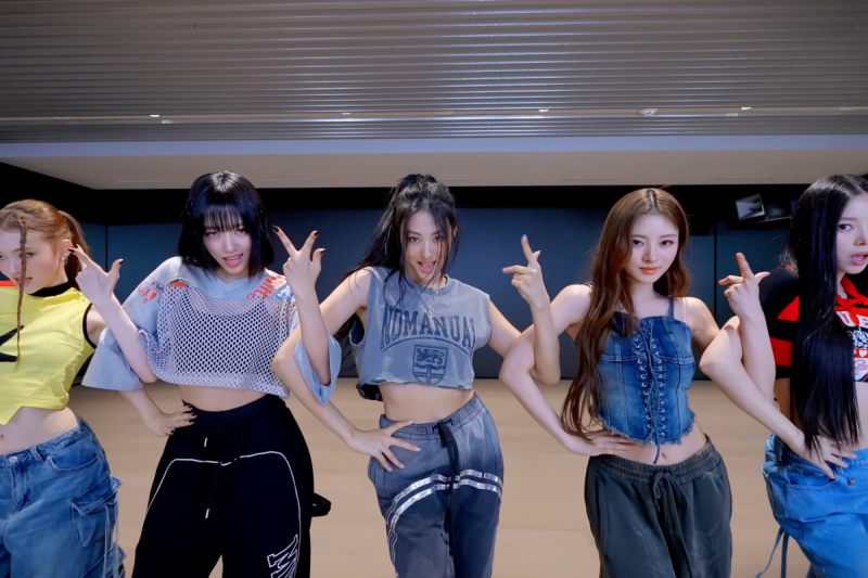 مشاهدة: Meovv يضعهم'HANDS UP' In Fierce New Dance Practice Videos