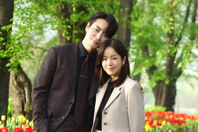 Oglejte si: Lee Jun Hyuk in Han Ji Min predstavljata igrivo kemijo v novem videoposnetku 'Love Scout' Making-Of