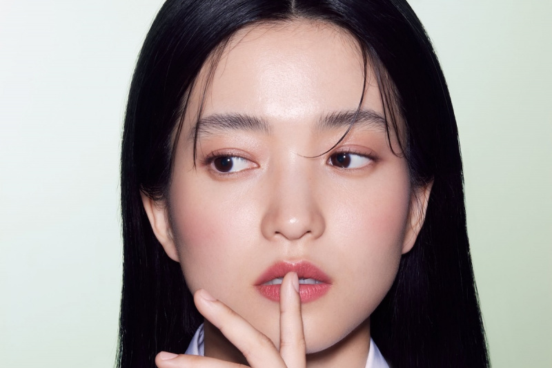 Kim Tae Ri wurde offiziell als erste koreanische Markenbotschafterin für Prada Beauty bekannt gegeben