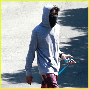 Chadwick Boseman vie koiransa lenkille karanteeniin LA | Chadwick Boseman