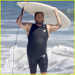 Ο Jonah Hill πιάνει ένα κύμα κατά τη διάρκεια μιας συνεδρίας σερφ στο Μαλιμπού | Τζόνα Χιλ
