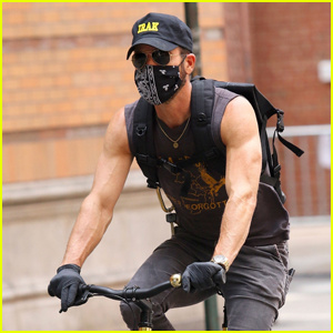 贾斯汀·塞洛克斯 (Justin Theroux) 在骑自行车时炫耀他的肌肉