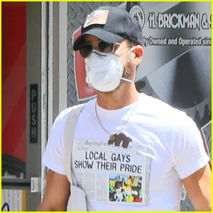 Justin Theroux käyttää 'Local Gays Show The Her Pride' -paitaa ulkona NYC:ssä | Justin Theroux