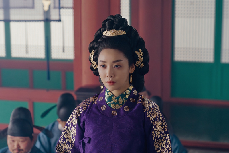 Si Cha Joo Young ay Nagpakita ng Lakas At Responsibilidad Bilang Reyna sa Paparating na Drama na 'The Queen Who Crowns'