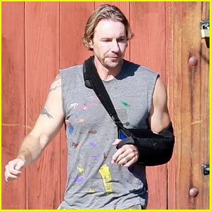 Dax Shepard 在最近的摩托车事故后佩戴了手臂吊带 |达克斯谢泼德