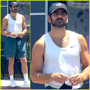  Nyle DiMarco's Toned Muscles Are On Display in His Gym Clothes
