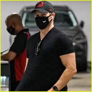 Chris Pratt se întoarce în L.A. după filmări'Jurassic World 3,' Looks Buff in Latest Sighting!