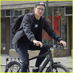 Anderson Cooper rend visite à son copain Andy Cohen de l'extérieur de sa fenêtre tout en prenant ses distances sociales ! | Anderson Cooper