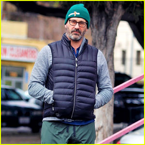 Jon Hamm łapie trochę świeżego powietrza podczas spaceru w pojedynkę