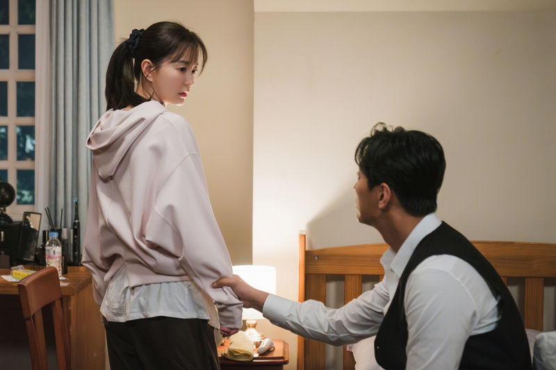 Ju Ji Hoon brání Jung Yu Mi odvrátit se ve filmu „Miluj svého nepřítele“