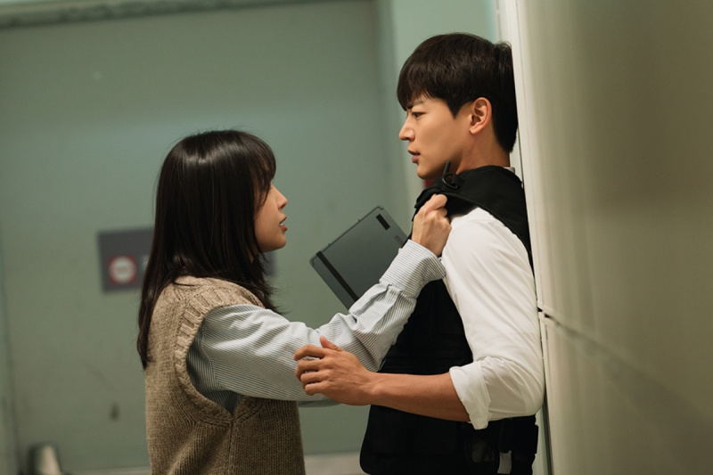 Son Naeun Agresif Menolak Minho SHINee Ke Dinding Di 'Romance In The House'