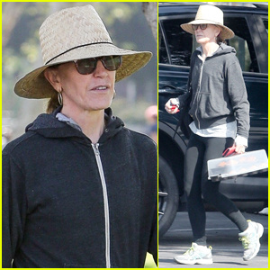 Felicity Huffman Mengekalkan Profil Rendah Di Bawah Topi Jerami Semasa Bekerja pada Waktu Khidmat Masyarakat | Felicity Huffman