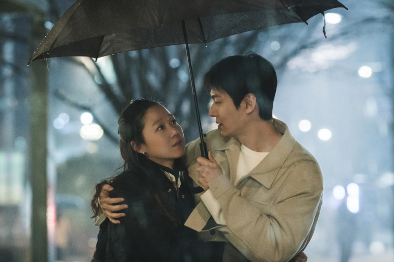 Lee Min Ho un Gong Hyo Jin dodas romantiskā randiņā lietū vietnē 'Kad zvaigznes tenkas'