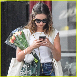 Lily James compra un ram de tulipes mentre està fora a Londres | Lily James