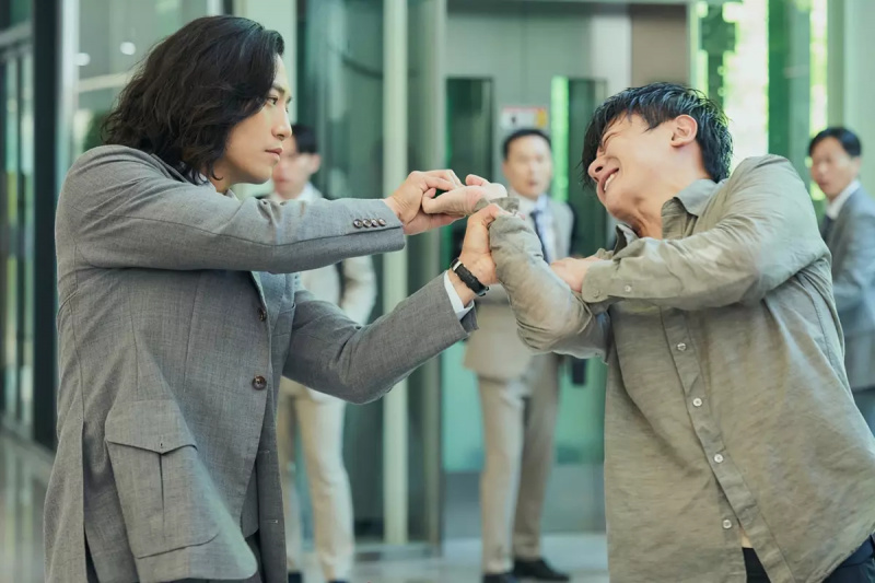 Jin Goo Cuba Hentikan Pekerja Daripada Membakar Dirinya Dalam “The Auditors”