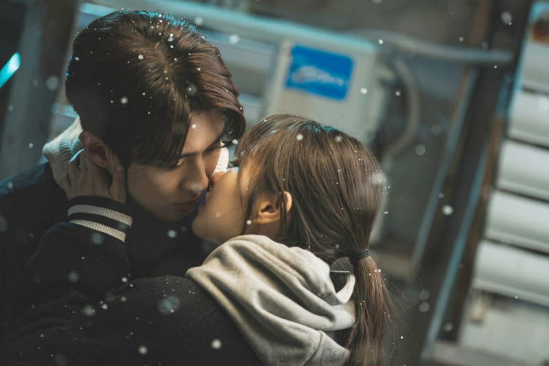 观看：Choi Woo Shik和Park Bo Young在“ Melo Movie”的偷窥中分享一个浪漫的吻