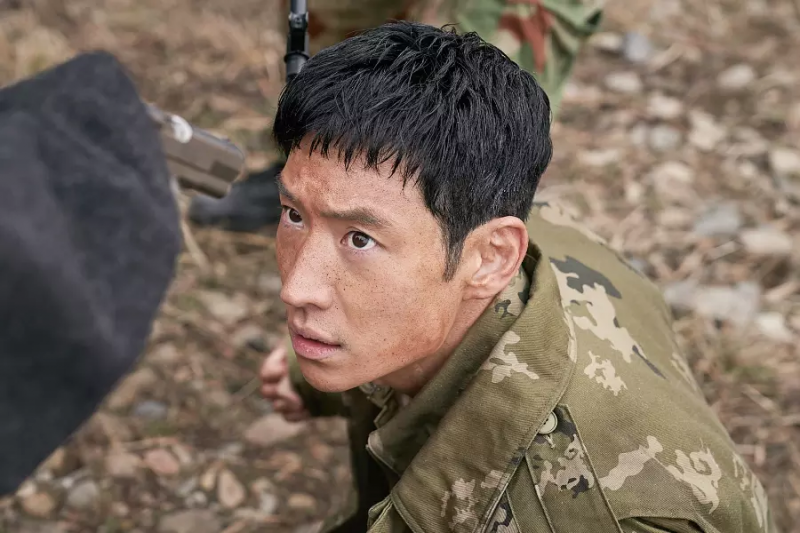 イ・ジェフン、新作映画『エスケープ』で軍事勃発中の危険な状況に直面